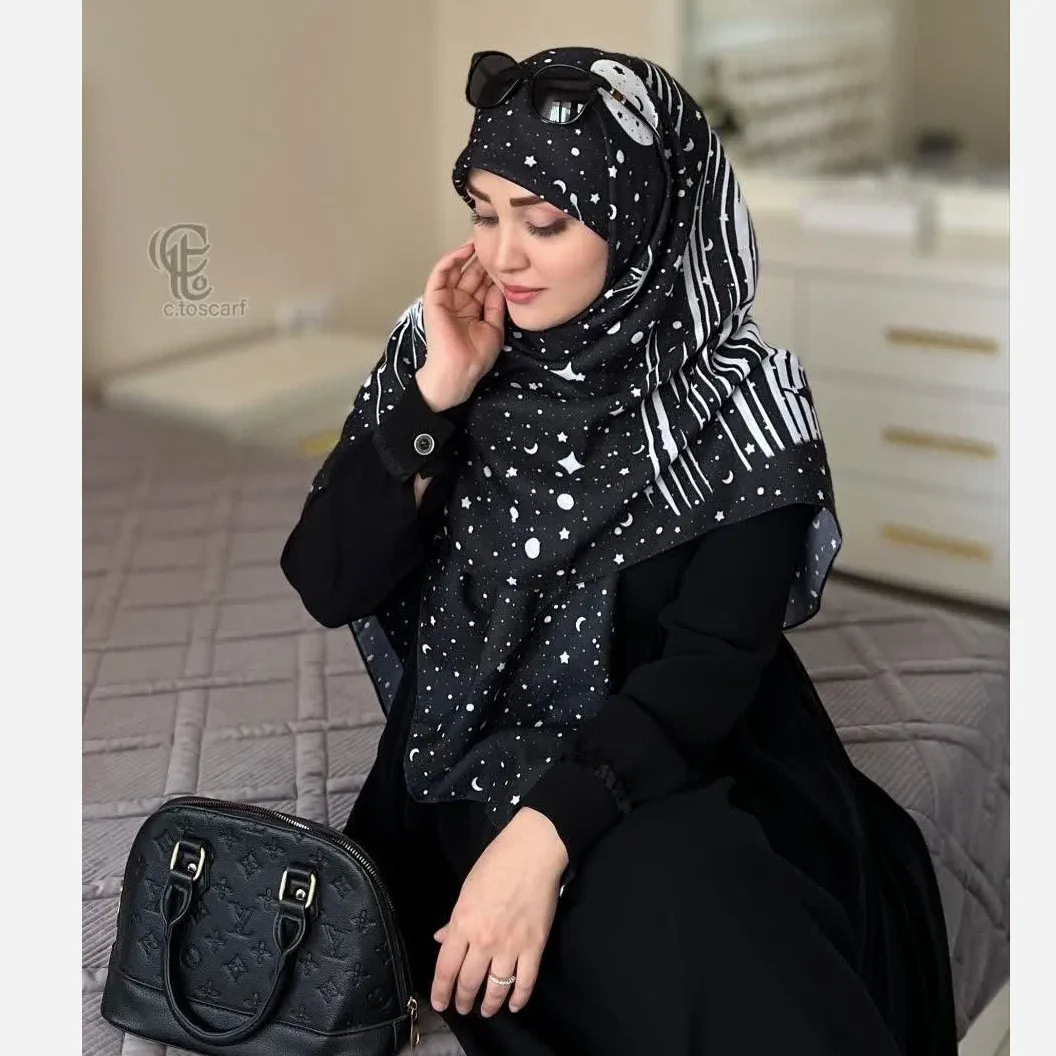روسری نخی طرح ماهلین ابعاد 140 در 140 زمینه مشکی با ماه و ستاره سفید